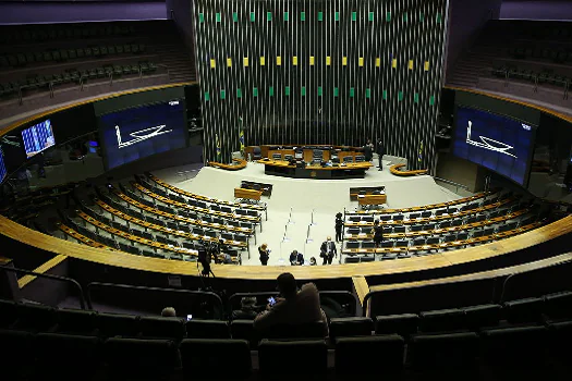 Campanha incentiva participação feminina na política