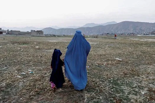 Taliban ordena que mulheres afegãs voltem a cobrir o rosto