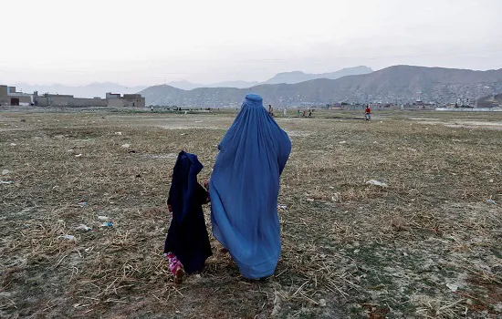 Taliban ordena que mulheres afegãs voltem a cobrir o rosto