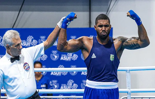 Abner Teixeira e Yuri Neves avançam às oitavas do Mundial de Boxe