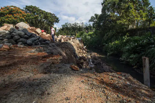 Ribeirão faz muro de contenção em trecho da Rua Padre Marcos Simoni