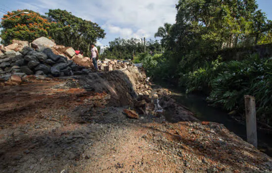 Ribeirão faz muro de contenção em trecho da Rua Padre Marcos Simoni