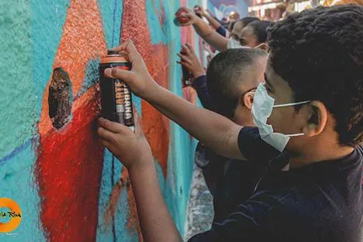 Muro da EM Fabíola é revitalizado com muita arte