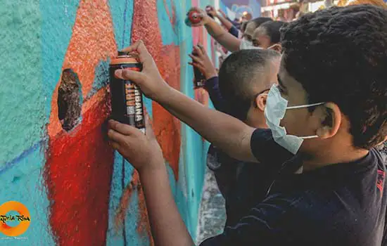 Muro da EM Fabíola é revitalizado com muita arte