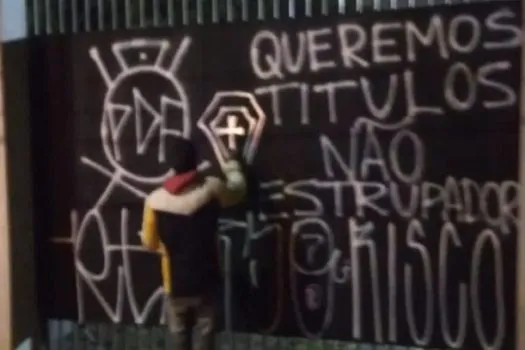 Torcedores do Corinthians picham muros do Parque São Jorge em protesto contra Cuca