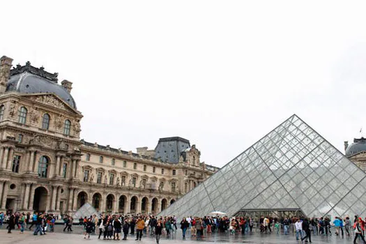 Funcionários discutem possível fechamento do museu do Louvre