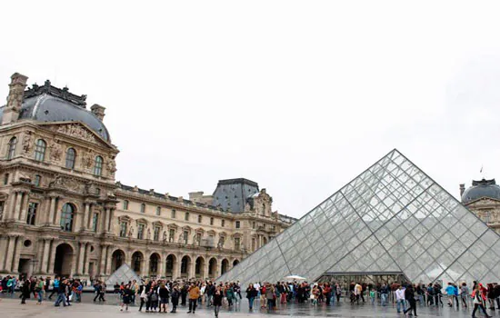 Funcionários discutem possível fechamento do museu do Louvre