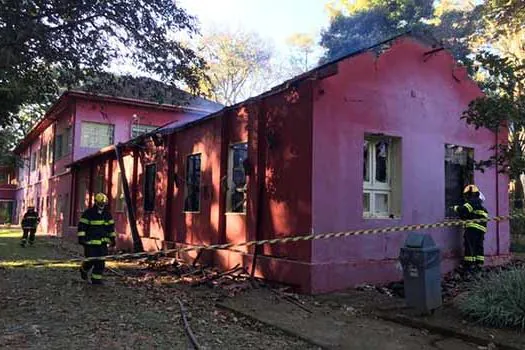 Incêndio destrói parte de imóvel e acervo do museu de História Natural de MG