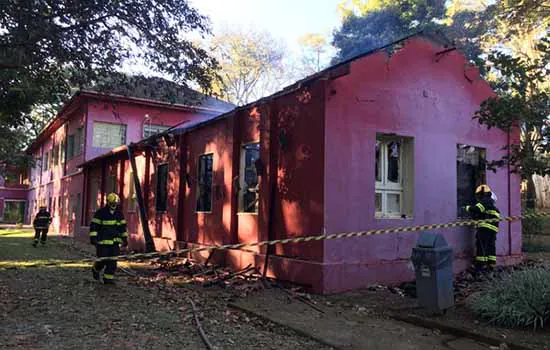 Incêndio destrói parte de imóvel e acervo do museu de História Natural de MG