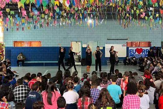 Ribeirão Pires leva intervenções artísticas à escola Carlos Rohm