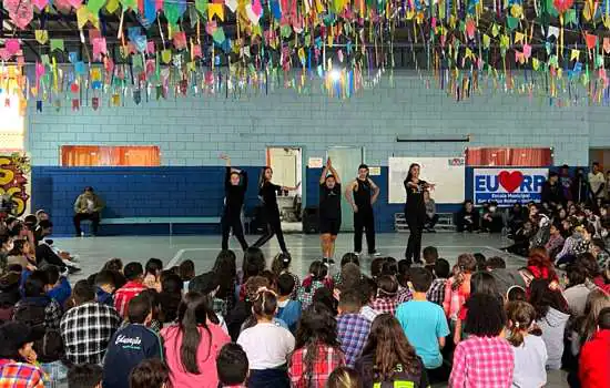 Ribeirão Pires leva intervenções artísticas à escola Carlos Rohm