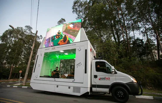 Caminhão itinerante circula pelas ruas de SP levando música e mensagens positivas