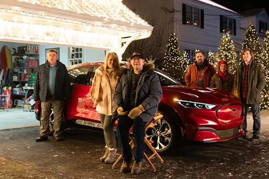 Comercial do Ford Mustang Mach-E nos EUA revive clássico de Natal com Chevy Chase