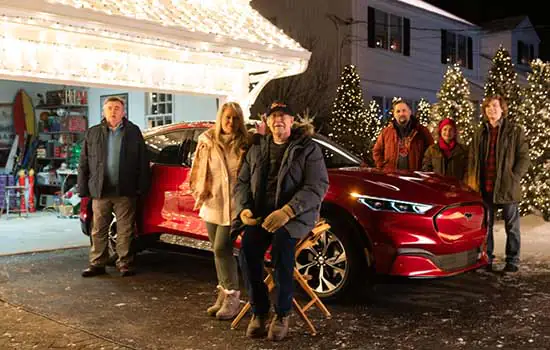 Comercial do Ford Mustang Mach-E nos EUA revive clássico de Natal com Chevy Chase