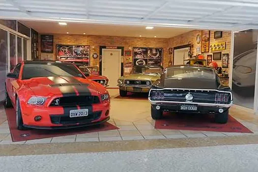 Empresário monta coleção e garagem temática dedicada ao Mustang