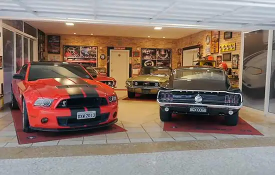 Empresário monta coleção e garagem temática dedicada ao Mustang