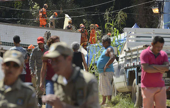 Número de mortos em desabamento de prédios no Rio sobe para 20