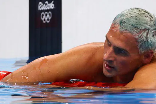 Nadador Ryan Lochte pede desculpas após falso relato de assalto