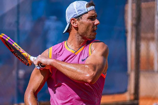 De muletas, Nadal inicia tratamento no pé esquerdo após título de Roland Garros