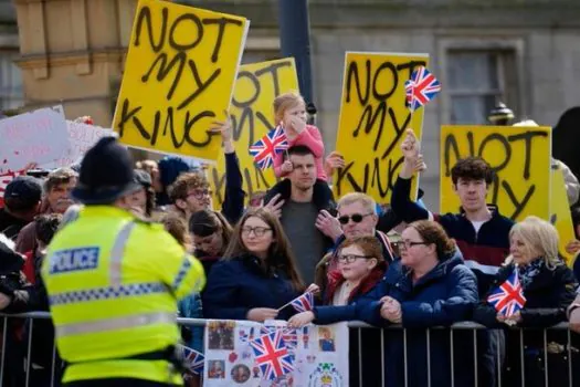 ‘Não é meu rei’: O que querem os britânicos que protestam contra a monarquia