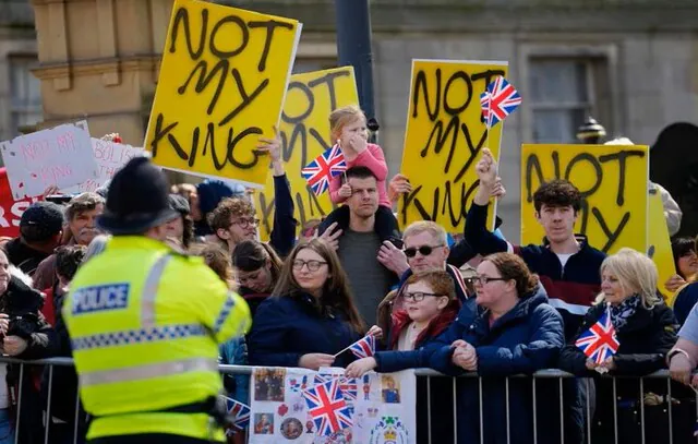 ‘Não é meu rei’: O que querem os britânicos que protestam contra a monarquia