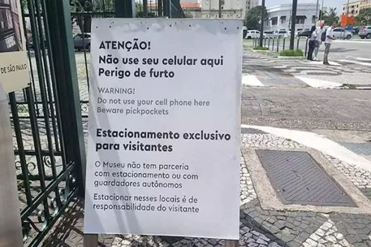 ‘Não use celular aqui’, diz placa na Pinacoteca, que alerta para furtos