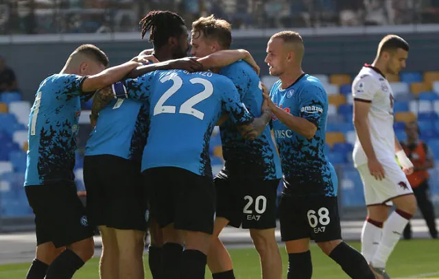 Napoli goleia o Torino e mantém liderança tranquila no Campeonato Italiano