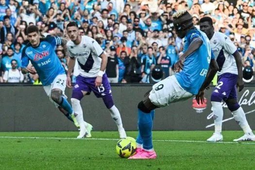 Em dia de festa, Napoli derrota Fiorentina após a conquista do título italiano