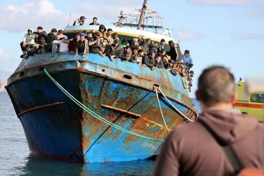 Naufrágio na Grécia: até 100 crianças poderiam estar a bordo de barco que virou