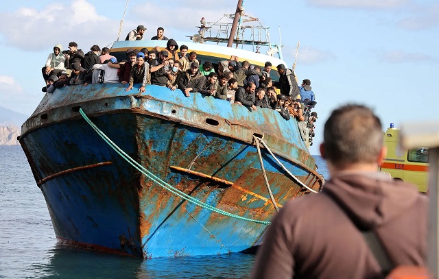 Naufrágio na Grécia: até 100 crianças poderiam estar a bordo de barco que virou