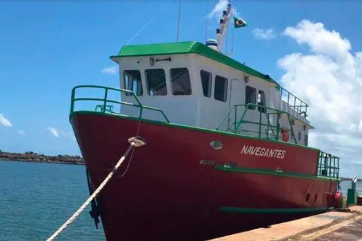 Marinha resgata nove pessoas após naufrágio