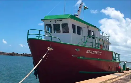 Marinha resgata nove pessoas após naufrágio