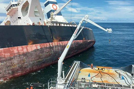 Marinha afunda navio encalhado na costa do Maranhão