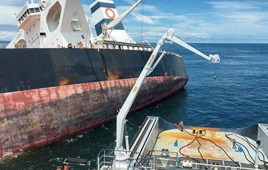 Marinha afunda navio encalhado na costa do Maranhão