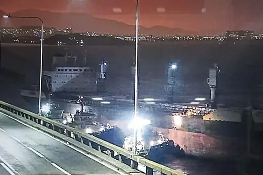 Navio à deriva bate na Ponte Rio-Niterói; via é interditada