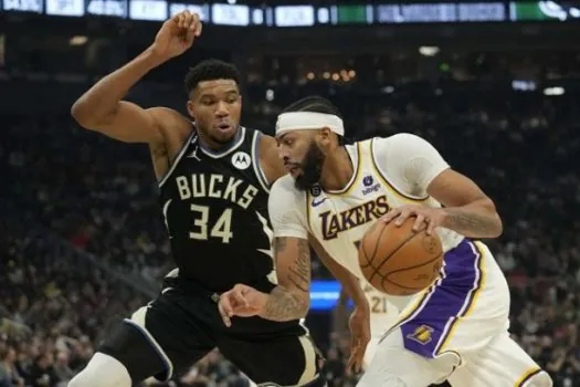 Antony Davis supera Antetokounmpo na vitória dos Lakers sobre os Bucks na NBA