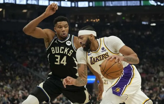 Antony Davis supera Antetokounmpo na vitória dos Lakers sobre os Bucks na NBA