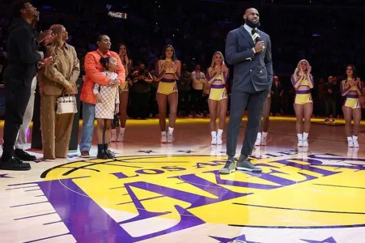 LeBron recebe homenagem, mas desfalca Lakers em derrota para os Bucks na NBA