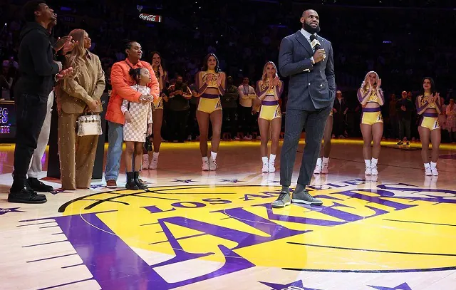 LeBron recebe homenagem