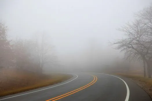 Artesp orienta motoristas a dirigirem com segurança no outono e indica pontos de neblina