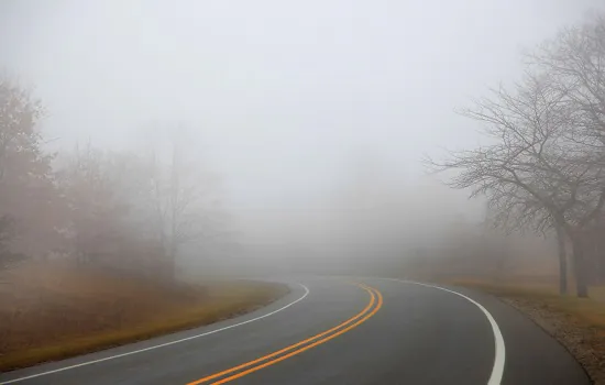 Artesp orienta motoristas a dirigirem com segurança no outono e indica pontos de neblina