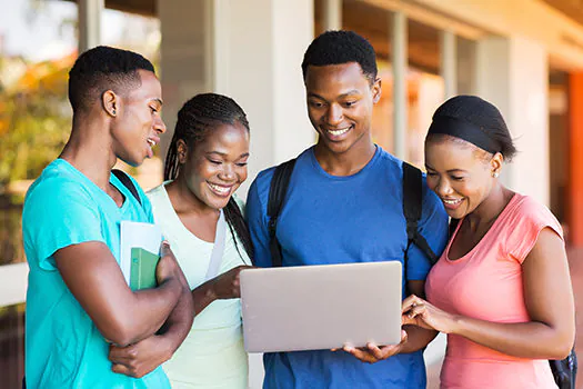 Pela 1ª vez, negros são maioria nas universidades públicas