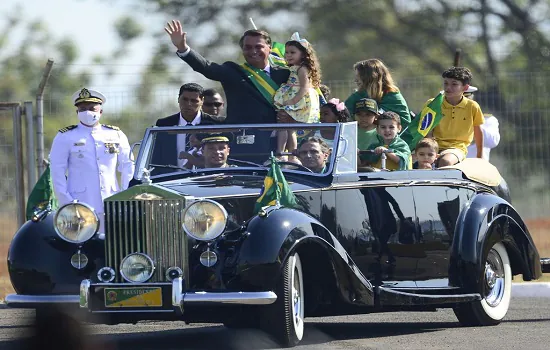 Nelson Piquet vira ‘motorista’ do Rolls-Royce presidencial com Bolsonaro