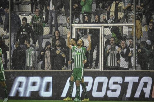 Vasco ainda não fez gol na Série B sem a participação de Nenê