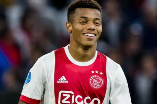 Benfica oficializa brasileiro David Neres até 2027: “Quero fazer muitos gols”