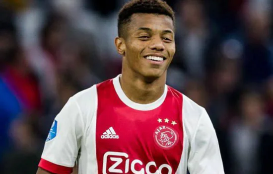 Benfica oficializa brasileiro David Neres até 2027: “Quero fazer muitos gols”