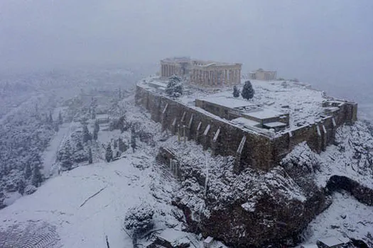 Nevasca atinge Atenas e deixa Acrópole debaixo de neve