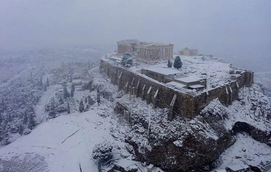 Nevasca atinge Atenas e deixa Acrópole debaixo de neve