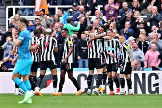 Newcastle faz 5 gols em 20 minutos e arrasa Tottenham no Inglês