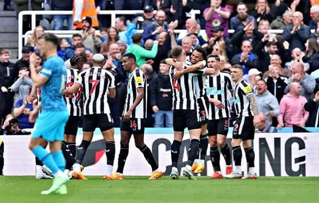 Newcastle faz 5 gols em 20 minutos e arrasa Tottenham no Inglês